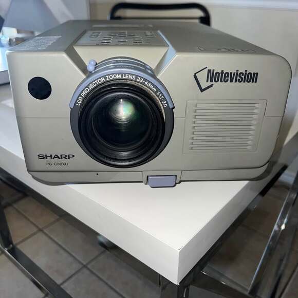 SHARP NOTEVISION TABLETOP PROJECTOR PG-C30XU  (R) - Picture 2 of 9